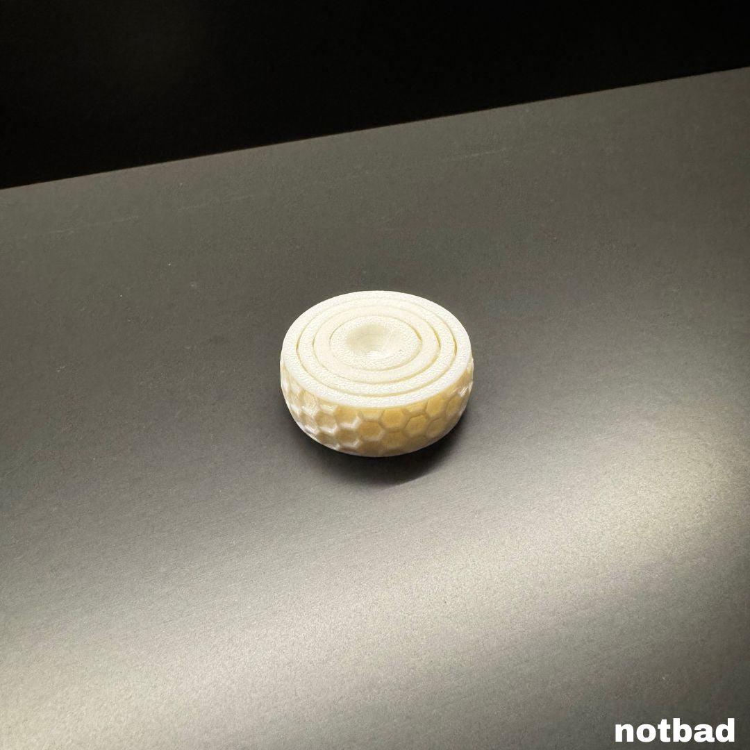 Meccanismo rotante di Not a Fidget Ring, perfetto per chi ha bisogno di un anello anti-stress. Colore bianco