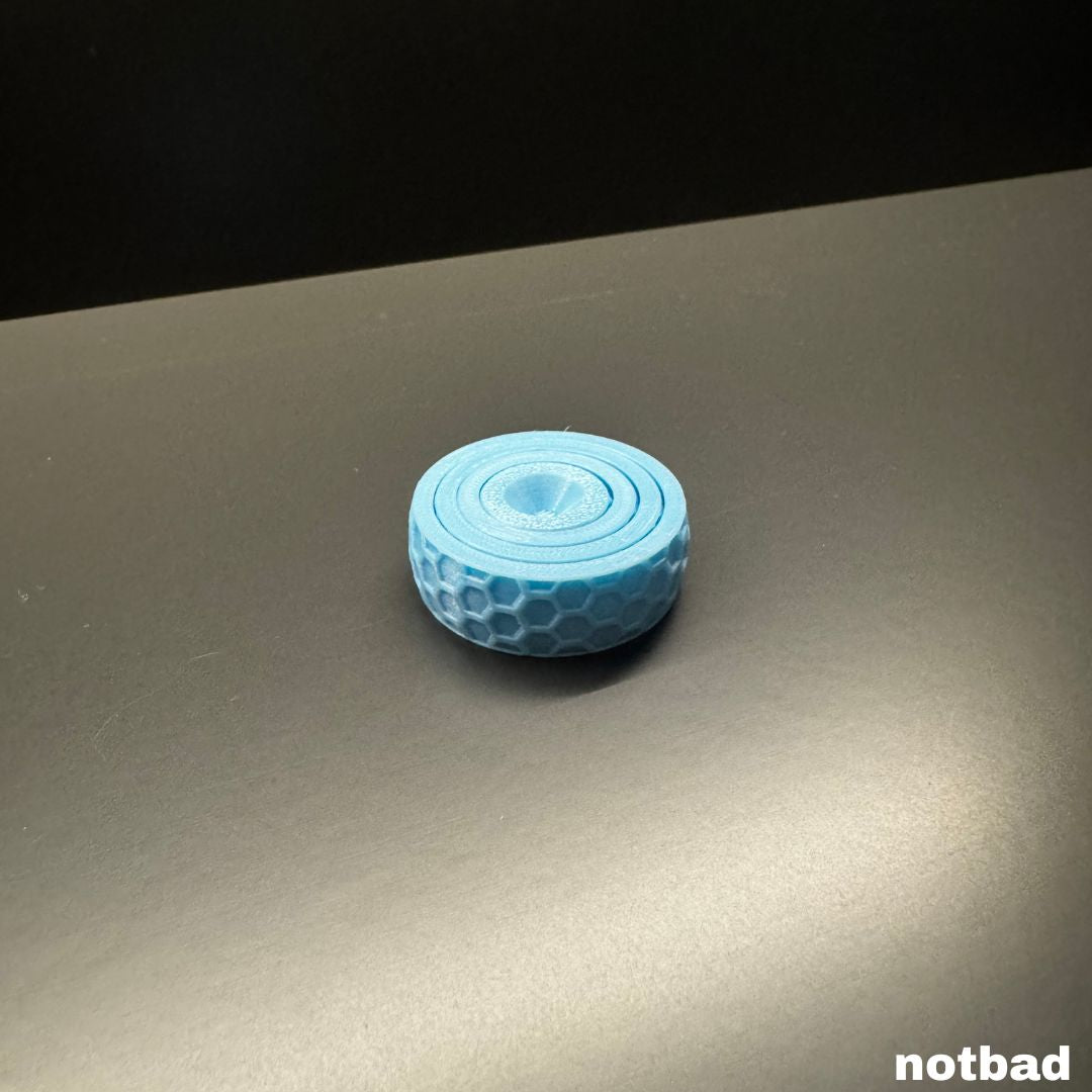 Anello Not a Fidget Ring in uso, ideale per chi ama giocare con le mani e rilassarsi. Colore azzurro.