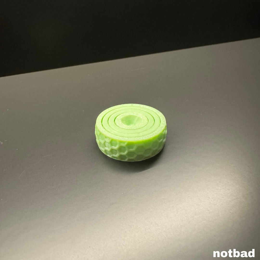 Anello Not a Fidget Ring in uso, ideale per chi ama giocare con le mani e rilassarsi. Colore verde.