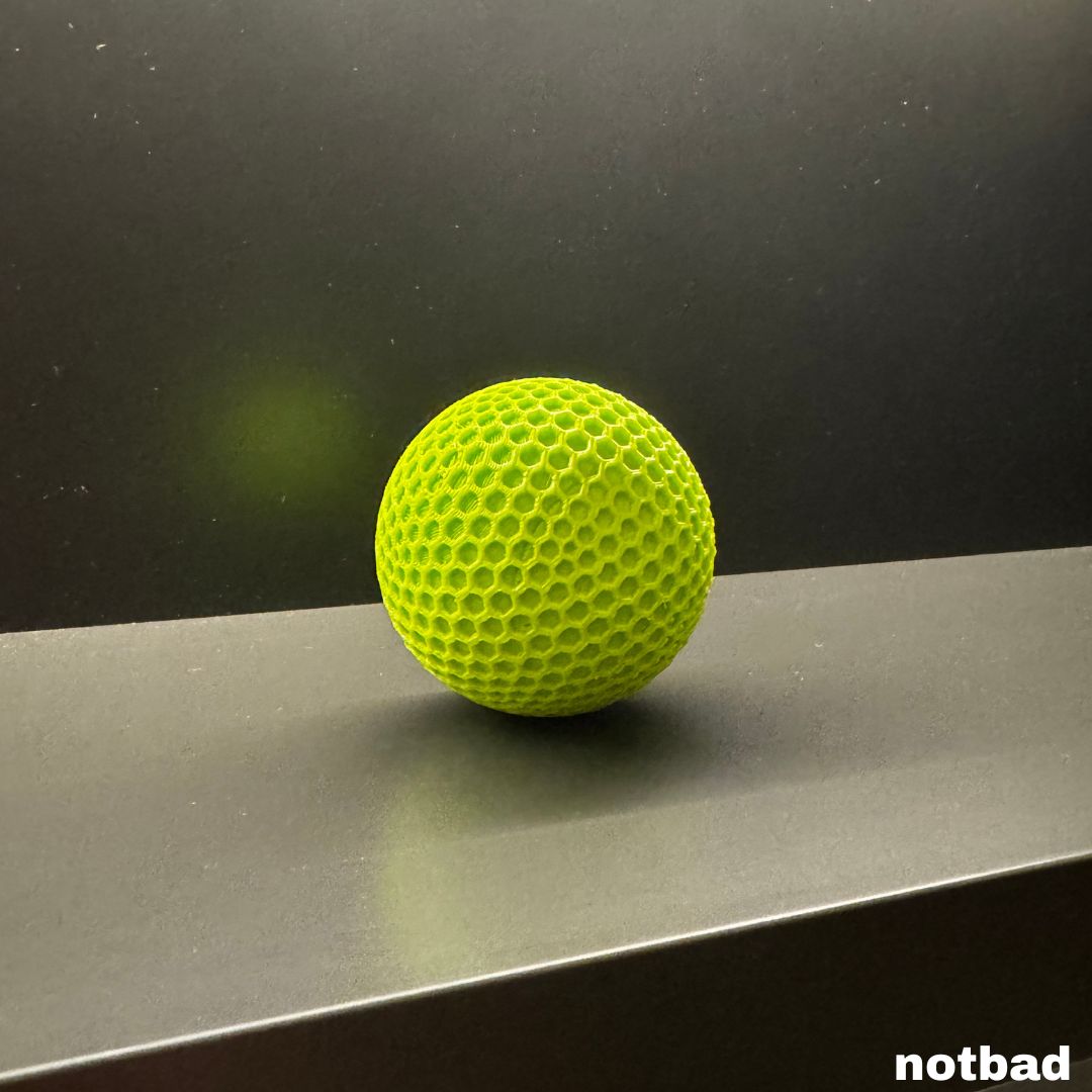 Rivestimento resistente della pallina da tennis not a tennis ball per massima performance su ogni superficie.