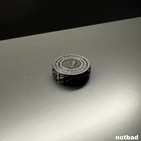 Anello Not a Fidget Ring, design moderno con movimento rotante per alleviare lo stress. Colore prodotto nero